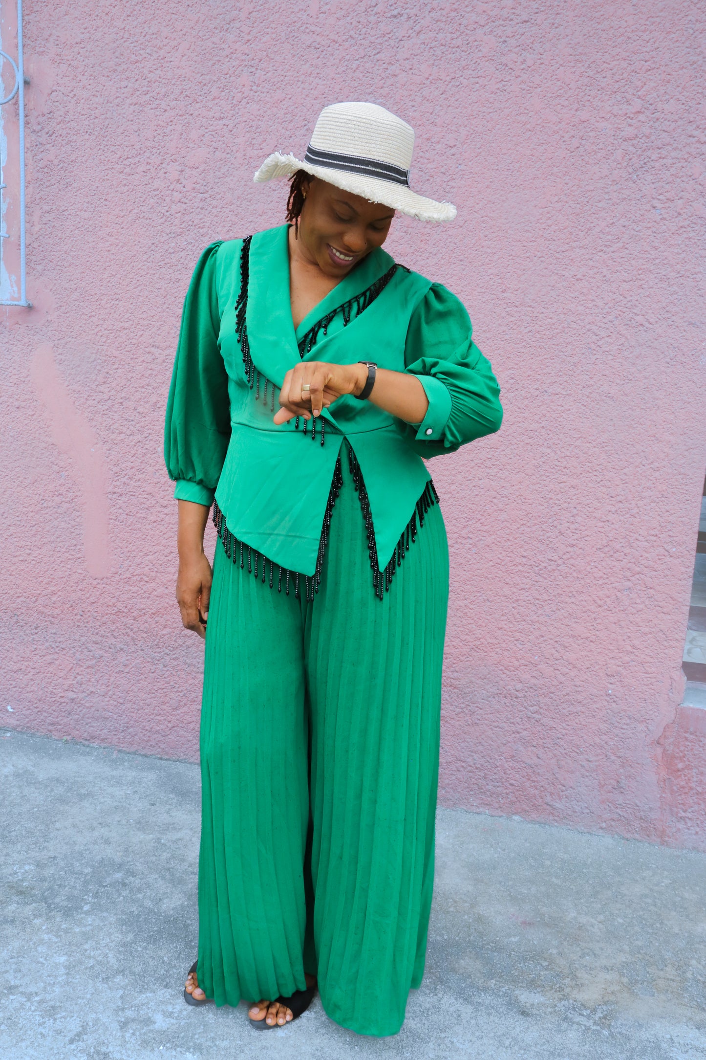 Ensemble tailleur pantalon plissé et orné de perles
