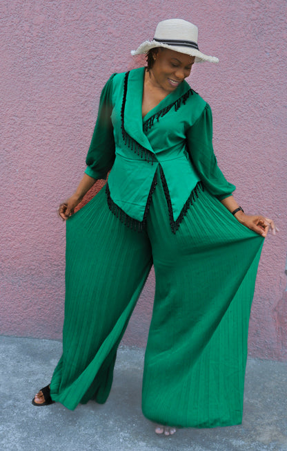Ensemble tailleur pantalon plissé et orné de perles
